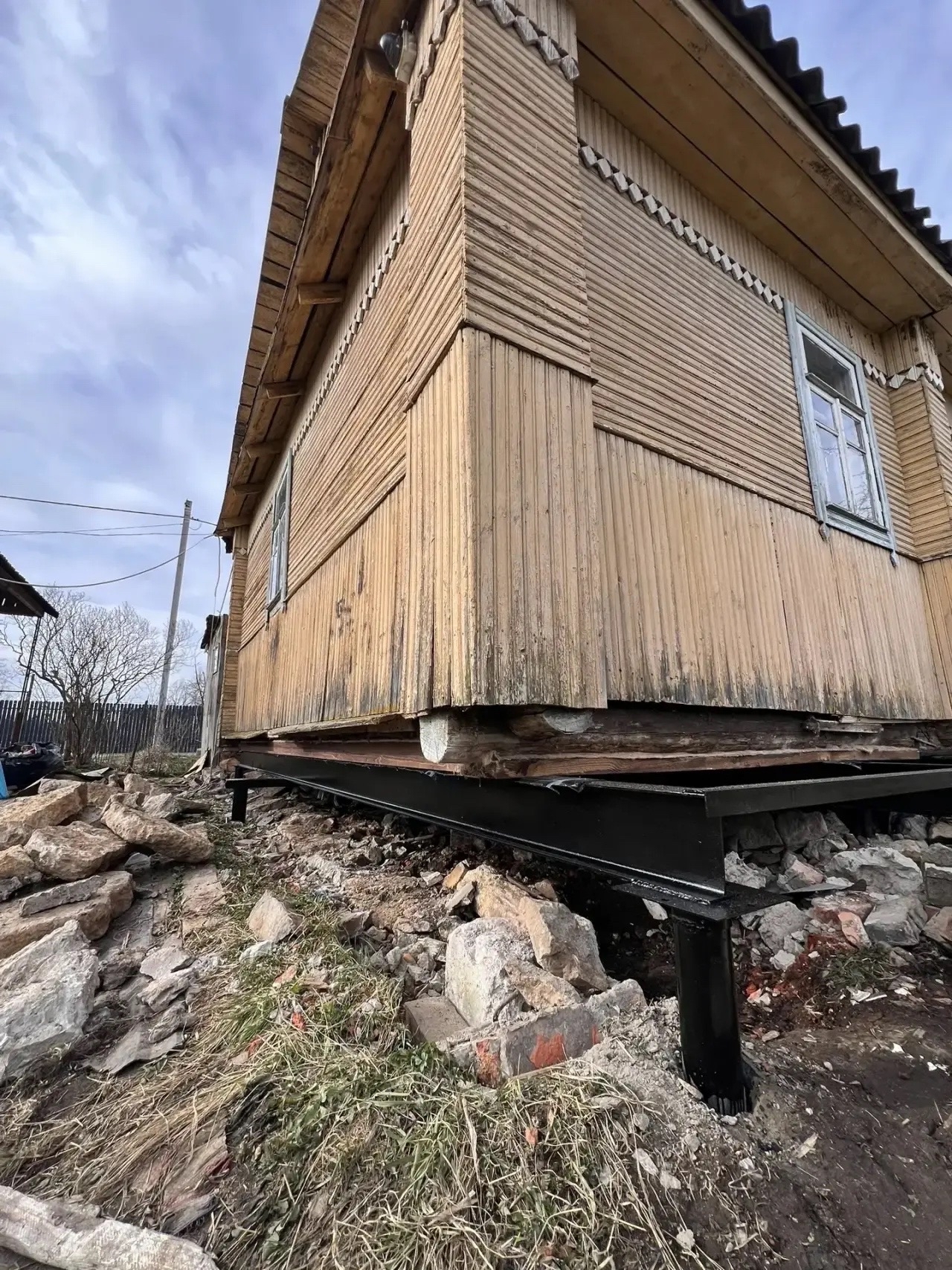 Фото: подъём дома домкратами